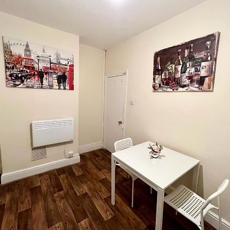 Апартаменты Studio Flat In Colliers Wood Лондон Экстерьер фото