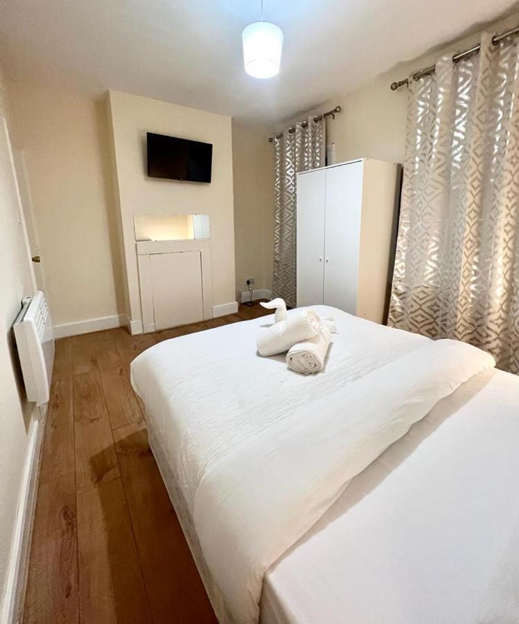 Апартаменты Studio Flat In Colliers Wood Лондон Экстерьер фото