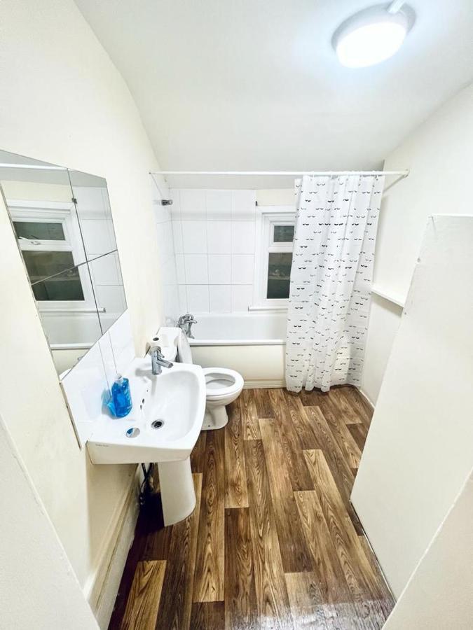 Апартаменты Studio Flat In Colliers Wood Лондон Экстерьер фото