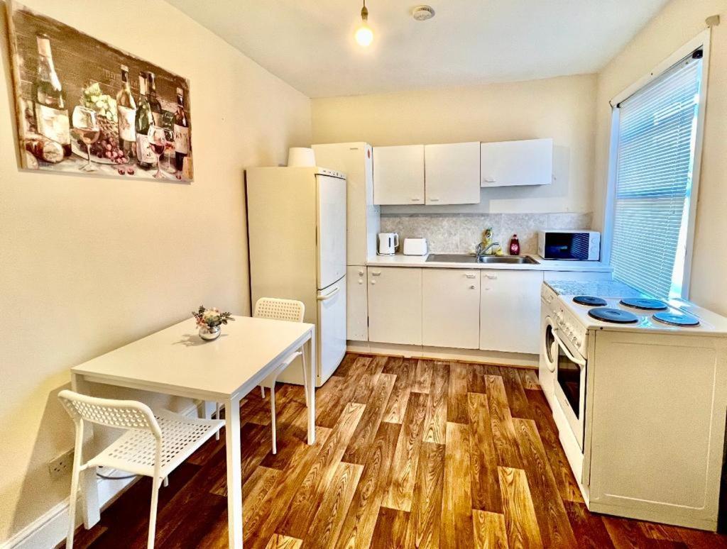 Апартаменты Studio Flat In Colliers Wood Лондон Экстерьер фото